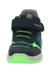 Barnens sneakers, mörkgrön och neongrön med grå sula, kardborreband märkt "superfit" och elastiska snören.