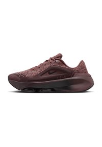 Buty sportowe w ciemnym burgundzie. Posiadają teksturowaną siateczkę górną, wygodną podeszwę środkową oraz czarną gumową podeszwę z widocznymi poduszkami powietrznymi.