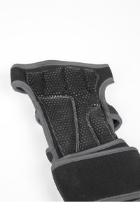 Gant ergonomique noir avec rembourrage texturé, panneaux en maille respirants et accents gris. Comprend un support pour le poignet et un matériau flexible.