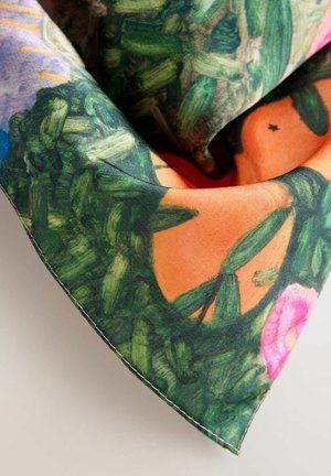 Látka s kvetinovým vzorom v žiarivých zelených, oranžových a ružových farbách; hladká textúra; dokončené okraje s viditeľným prešitím.