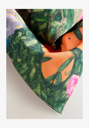 Kukallinen kuosis kangas, jossa eloisan vihreitä, oransseja ja vaaleanpunaisia sävyjä; sileä pinta; viimeistellyt reunat näkyvillä ompeleilla.