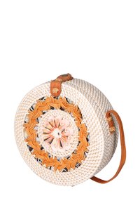 Borsa tonda intrecciata realizzata in fibre naturali, caratterizzata da un colore chiaro, una tracolla in pelle e decorazioni floreali in arancione e rosa.