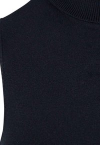 Gros plan sur un pull sans manches noir en maille, avec un col montant côtelé et un tissu texturé.