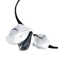 Strømlinet sølvmetal halskæde med tre buede, lagdelte kronblade. Fastgjort til en sort snor, der viser en blank, reflekterende overflade.