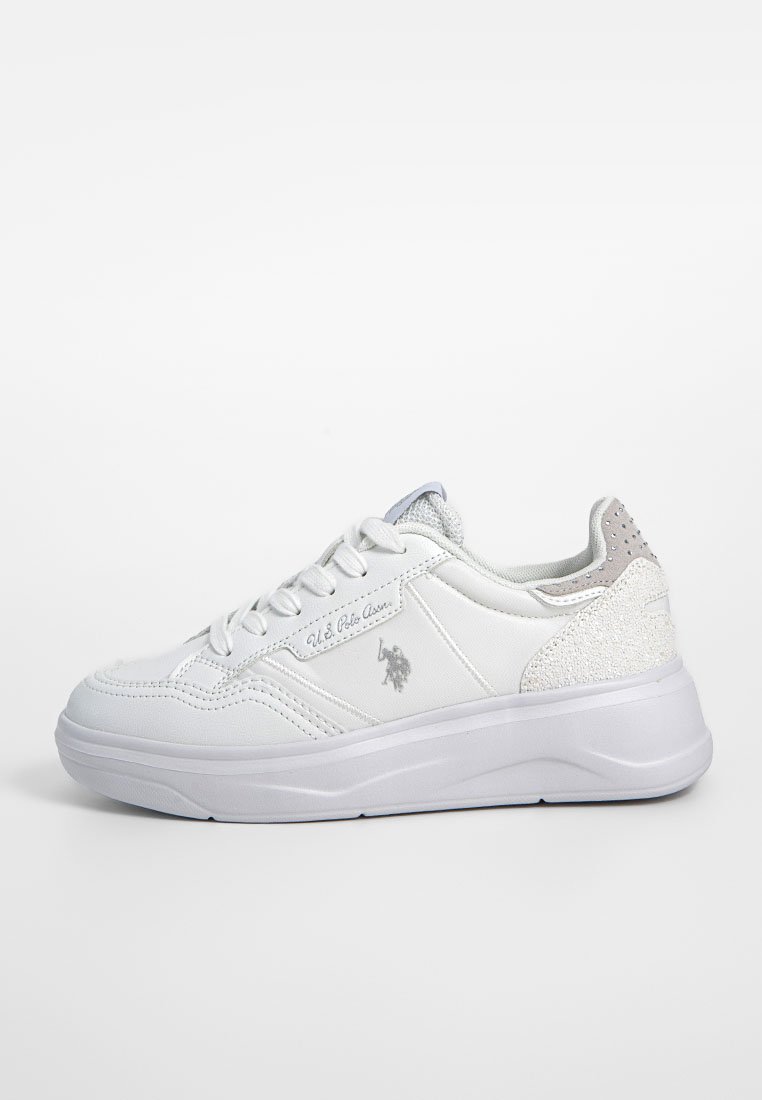 Weiße Sneaker mit einem glatten Obermaterial aus Leder, dezenten metallischen Akzenten, einer strukturierten Ferse und einer gepolsterten Sohle für Komfort und Unterstützung.