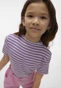 Gestreept kortarmig shirt in lila en pastelroze, met een golvende halslijn. Lichtroze broek met elastische tailleband en zakken.