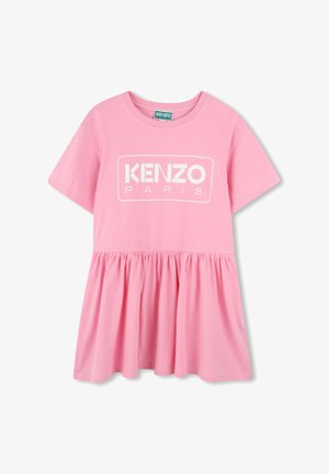 T-shirt en coton rose à manches courtes, taille froncée, avec un logo blanc "KENZO PARIS" à l'intérieur d'un contour rectangulaire.