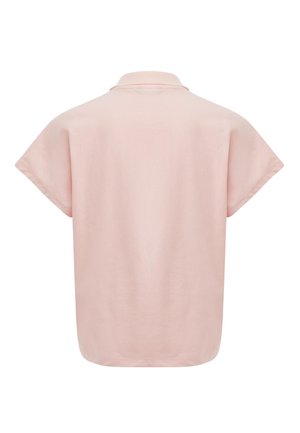 Jasnoróżowa koszula z krótkim rękawem i małym kołnierzykiem, widziana od tyłu na białym tle.