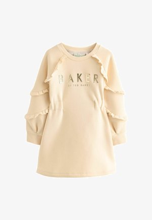 Różowa sukienka w miękkim materiale z długimi rękawami, z falbaniastymi akcentami na ramionach oraz metalicznym napisem "BAKER" na wysokości klatki piersiowej.