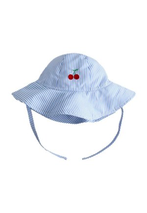 Niebiesko-biały kapelusz przeciwsłoneczny w paski z szerokim rondem, paskami pod brodą i małym czerwonym, haftowanym wzorem wiśni na przodzie.