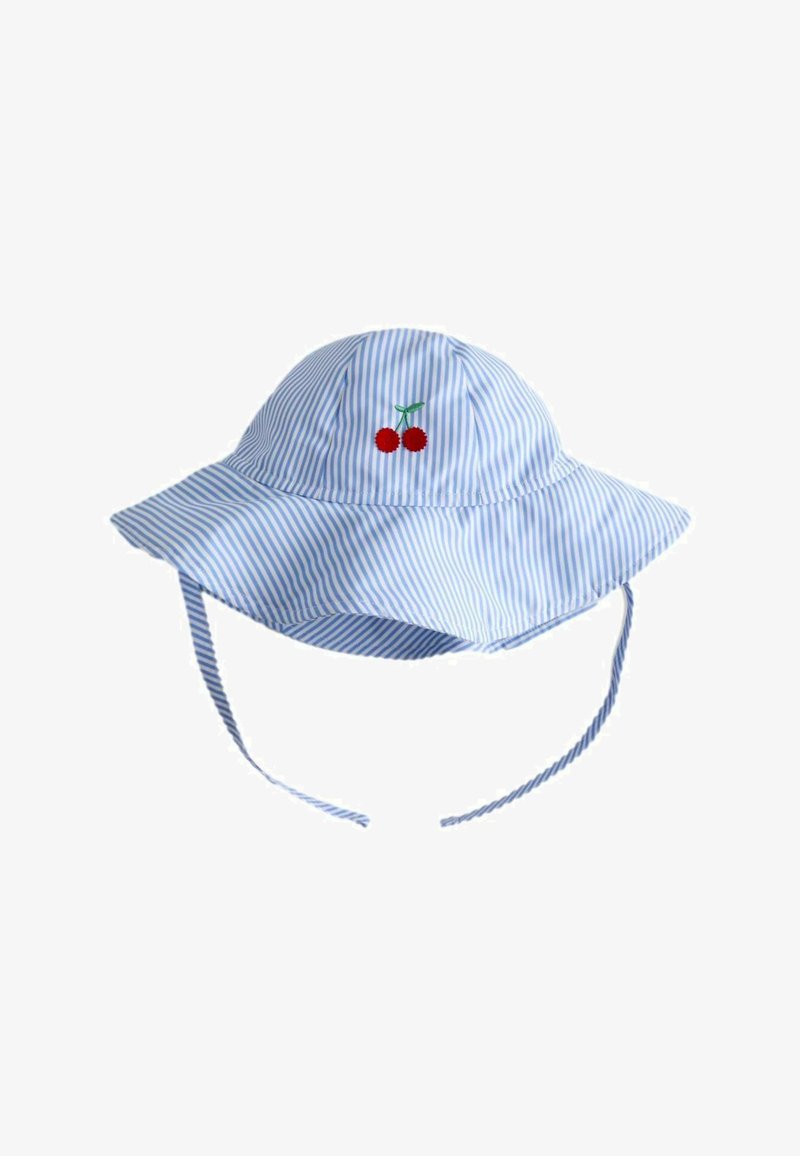 Chapeau de soleil rayé bleu et blanc avec un large bord, des lanières sous le menton et un petit motif brodé de cerise rouge sur le devant.