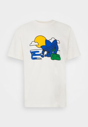 Valkoinen T-paita, jossa piirretty aurinko, pilviä, vettä ja sininen tennarigrafiikka, joka pitää vihreää kassia.