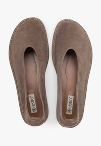 Brązowe zamszowe buty z okrągłym noskiem, bocznymi wycięciami i przeszywaną krawędzią. Miękka faktura z gładką podszewką wewnętrzną. Widoczna marka.