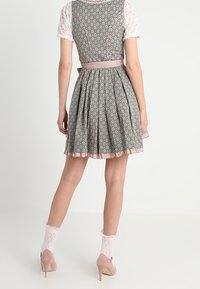 Robe grise à motif floral avec un corsage ajusté et une jupe évasée. Avec des bordures roses et une ceinture. Manches en dentelle blanche et talons roses.