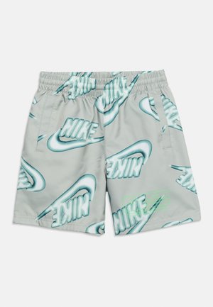 Lysegrå elastiske talje-shorts med flere store turkis Nike-logoer og swooshes trykt over det hele, med sidelommer.