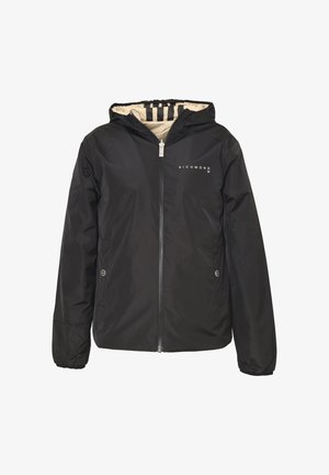 Giacca nera con cappuccio realizzata in materiale leggero. Presenta una chiusura con zip frontale, polsini elasticizzati e un interno panna decorato con un motivo e dettagli di logo.