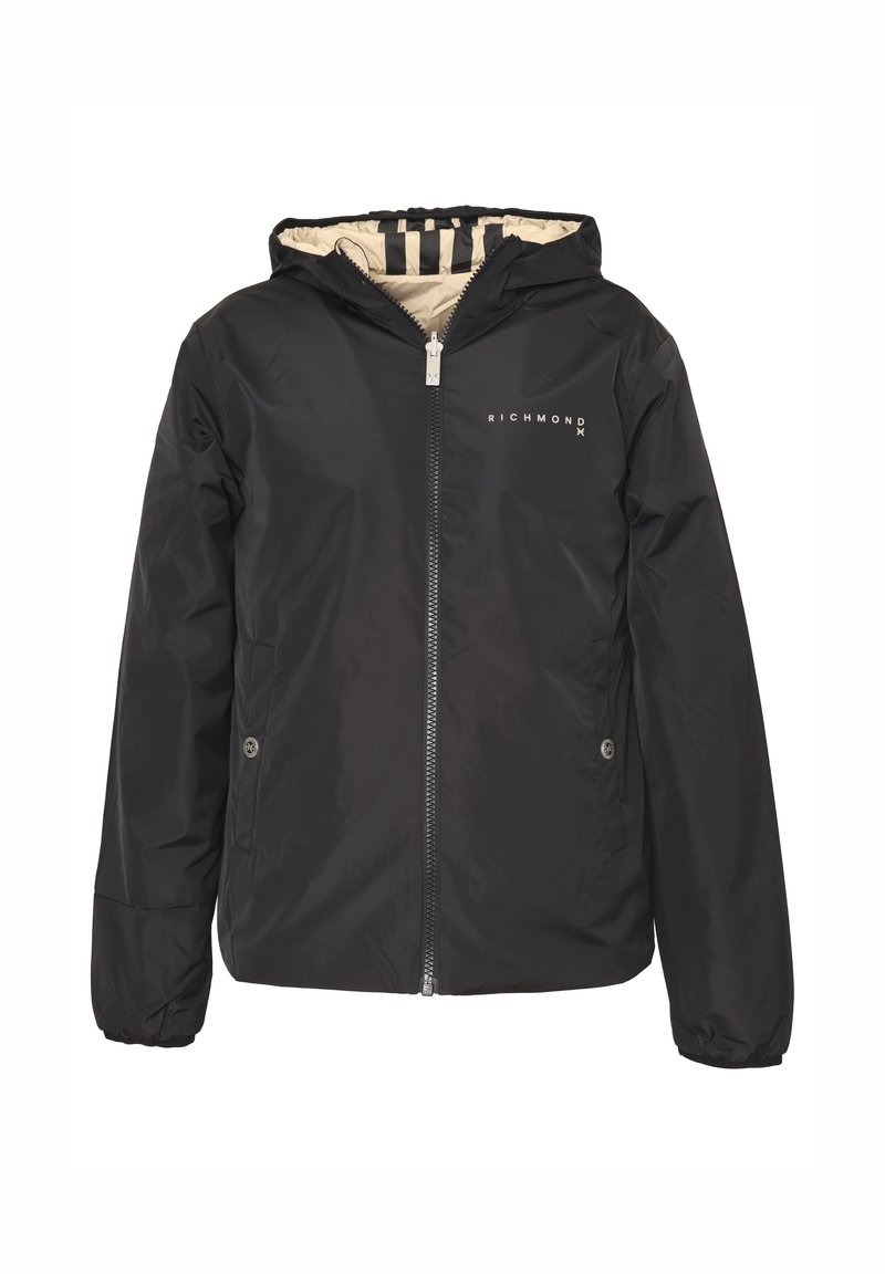 Giacca nera con cappuccio realizzata in materiale leggero. Presenta una chiusura con zip frontale, polsini elasticizzati e un interno panna decorato con un motivo e dettagli di logo.