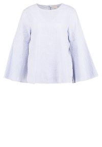 Blusa a righe blu e bianche con maniche a campana lunghe e scollatura rotonda. Tessuto morbido con chiusura sul retro, caratterizzata da una sottile texture.