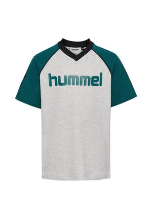 Grå T-shirt med teal raglansærmer, sort halsudskæring og "hummel" logo i teal på forsiden. Blød tekstur og afslappet pasform.