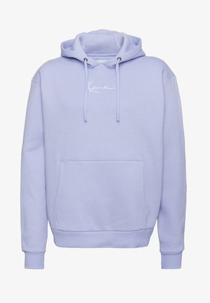 Fioletowa bluza z kapturem, z przednią kieszenią, sznurkiem w kapturze i białym logo. Miękka tkanina, ściągacze na rękawach i u dołu; prosty design bez wzorów.