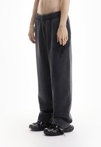 FAVELA DART JOGGER UNISEX - Trainingsbroek - black washed