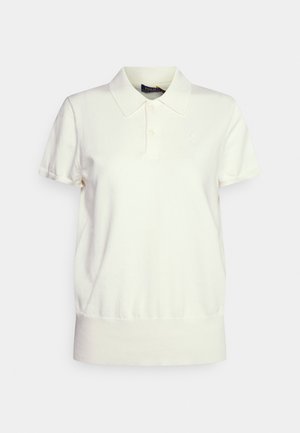 Hvid kortærmet polo-shirt med krave, to-knaps stolpe, ribkant og diskret broderet logo på venstre bryst.