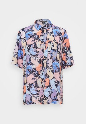 Koszula na krótki rękaw zapinana na guziki, z kolorowym abstrakcyjnym wzorem lamparta w odcieniach niebieskiego, pomarańczowego, różowego i beżowego na ciemnym tle.