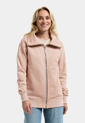 Veste zippée rose clair en tissu doux, dotée d'un col montant, de poignets côtelés et de deux poches frontales. Texture lisse.