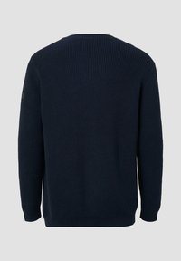 Marineblauwe gebreide trui met een ronde hals, ribbelstructuur, lange mouwen en een discreet logopatch op de linkermouw.