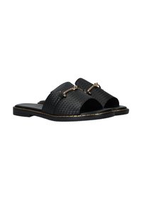 Sandales à glissière en cuir tissé noir avec un détail en métal doré sur le dessus et des semelles en caoutchouc plates, présentées sous un angle de trois quarts sur fond blanc.