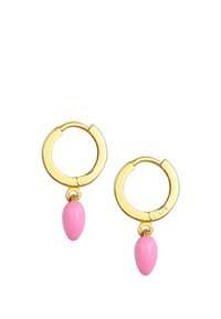 Goldene Creolen mit glatter Oberfläche und einem herabhängenden pinken Perlen, in kreisförmigem Design und minimalistischem Stil.