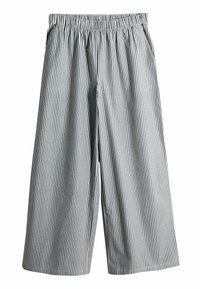 Graue und weiße vertikal gestreifte weit geschnittene Hosen mit elastischem Bund und seitlichen Taschen auf weißem Hintergrund.