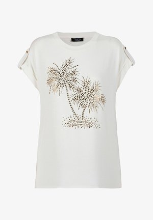 Witte blouse met korte mouwen met opgerolde manchetten en een metalen palmboomdesign op de voorkant.