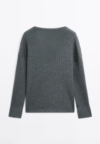 Grauer Strickpullover mit gerippter Textur, langen Ärmeln und rundem Ausschnitt. Die Rückseite ist schlicht mit seitlichen Schlitzen am Saum.