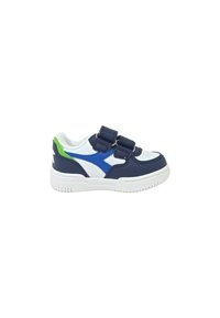 Scarpa sportiva blu e bianca con parte superiore testurizzata, dotata di due cinghie in Velcro, accento verde e suola di gomma.