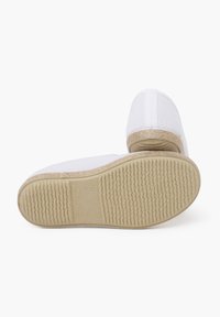 Scarpe slip-on bianche in tela con suola in iuta intrecciata e gomma, caratterizzate da una parte superiore testurizzata e un tacco piano.