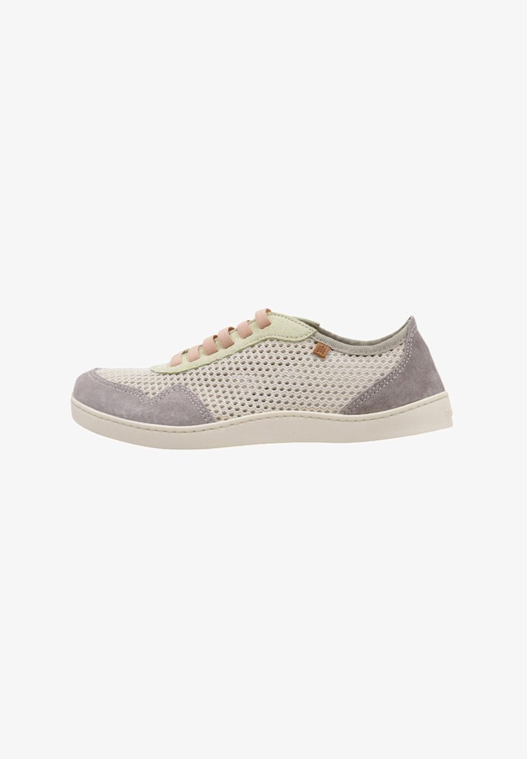 Baskets en maille beige clair avec des accents en suède gris, dotées de lacets rose pâle, d'une semelle plate et d'un design à bout arrondi.
