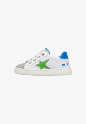 Baskets blanches avec bout gris, étoile verte sur le côté, languette bleu au talon, et texte "NTR-74", dotées de lacets blancs et d'une semelle texturée.