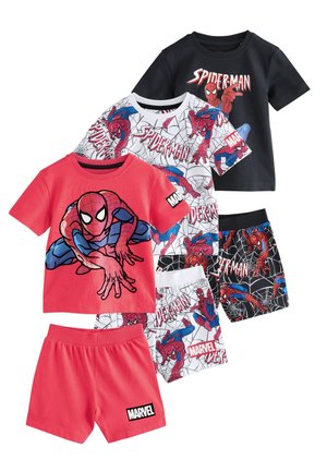 Drie kinder-Spider-Man T-shirts met korte mouwen en bijpassende shorts in rood, wit en zwart met Marvel-logo's en spinnenwebdesigns.