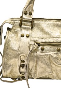 Sac à main en métal doré avec une finition texturée, comportant une poche zippée, des ferrures en laiton et une bandoulière réglable.