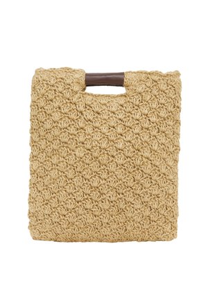 Strikket stråtaske i beige med en tekstureret overflademønster. Har en rektangulær form og et brun håndtagudskæring for nem bæring.