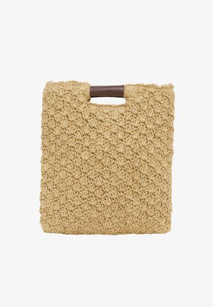 Bolso de paja de punto en beige con un patrón de superficie texturizado. Presenta una forma rectangular y un corte en el asa marrón para facilitar el transporte.