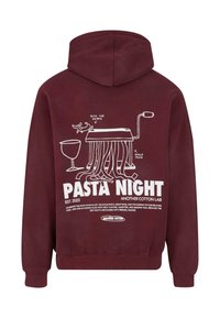 Felpa borgogna con grafica bianca di una macchina per la pasta, un bicchiere di vino, un'illustrazione di un cane e il testo "Serata Pasta" con la descrizione dell'evento.