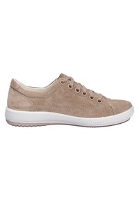 Beige Wildleder-Sneaker mit niedrigem Profil, runden Schnürsenkeln, einer weißen Gummisohle und kontrastierenden Nähten entlang der Seitenpaneele.
