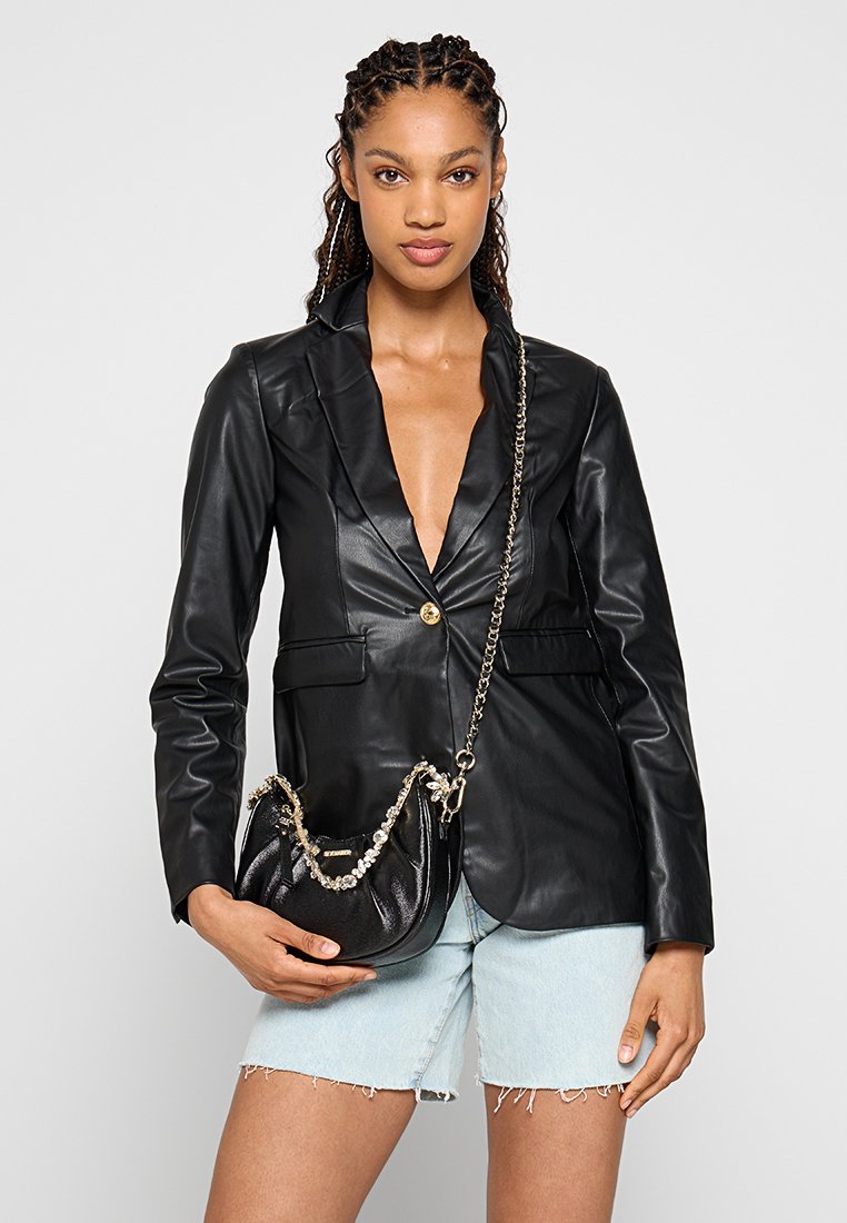 Sort læder blazer med en enkelt guldkknap, der har en skræddersyet pasform og to frontlommer. Korte denimshorts med frynset kant.