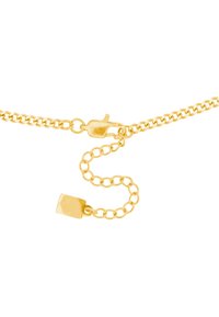 Bracciale in oro con chiusura a gancio, caratterizzato da anelli intrecciati e un piccolo tag rettangolare attaccato da una catena più corta.