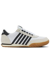 Baskets blanches avec des rayures noires, des accents en daim gris et une semelle en caoutchouc gomme. Dotées d'une fermeture à lacets et d'un embout texturé.