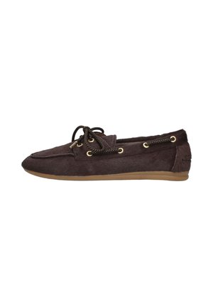 Donkerbruine mocassinschoen met een gestructureerd oppervlak, ronde zwarte en gele veters, gouden veteroogjes en een lichtbruine platte zool.
