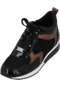 Baskets de sport noires et marron avec des accents en cuir verni, en maille et texturés ; dotées d'une semelle flexible et d'un design à lacets.