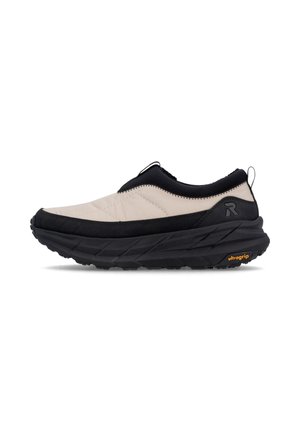 Chaussure basse sans lacets avec dessus beige, bordure noire, semelle noire épaisse, languette au talon et logo "ultragrip" sur la semelle extérieure.